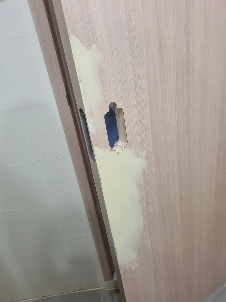 몰딩필름시공 전 변색된 문틀
